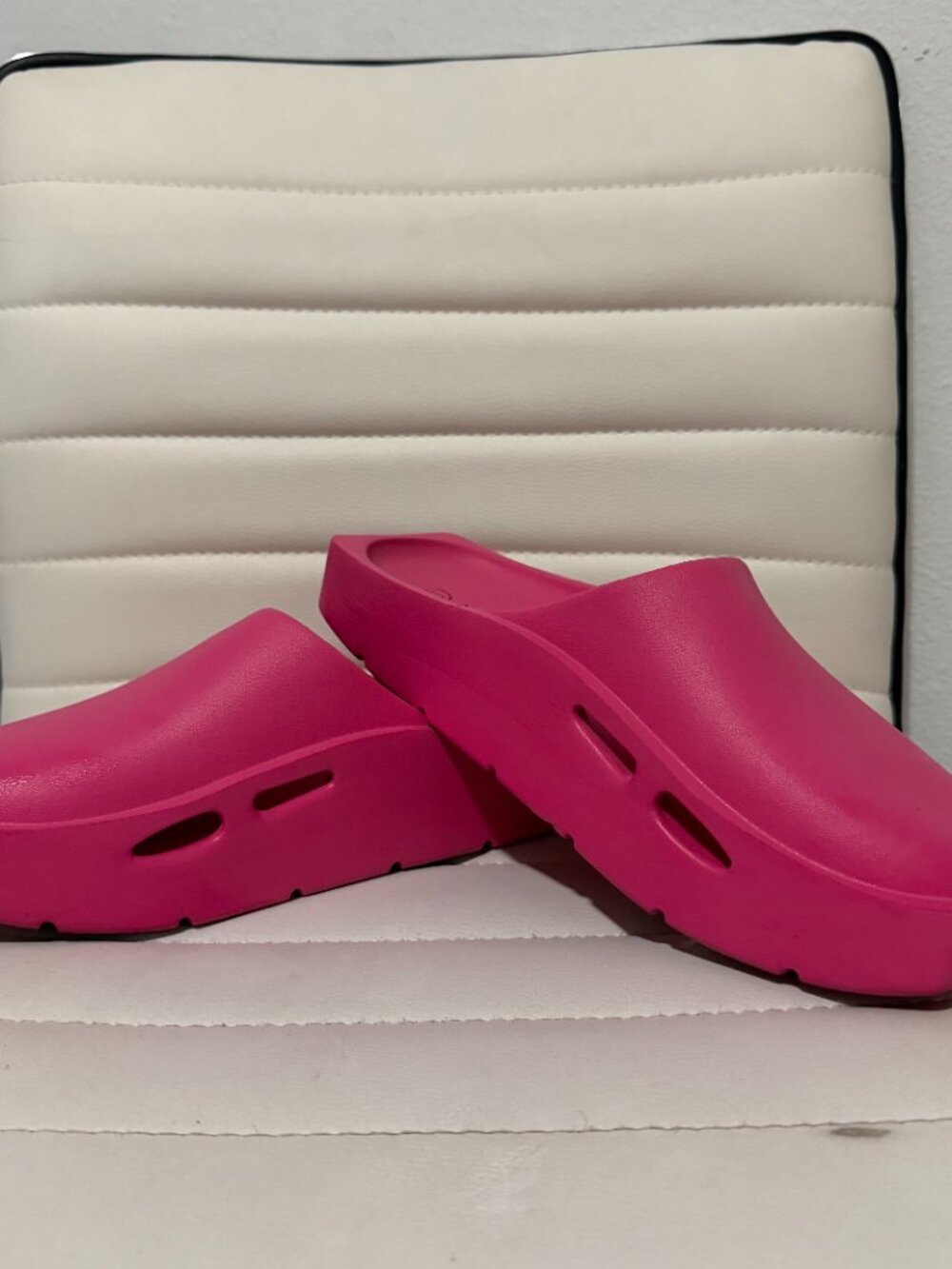 Rouge Helium Foam Clogs Womens Size 7 Pink Slip On Comfort Slides